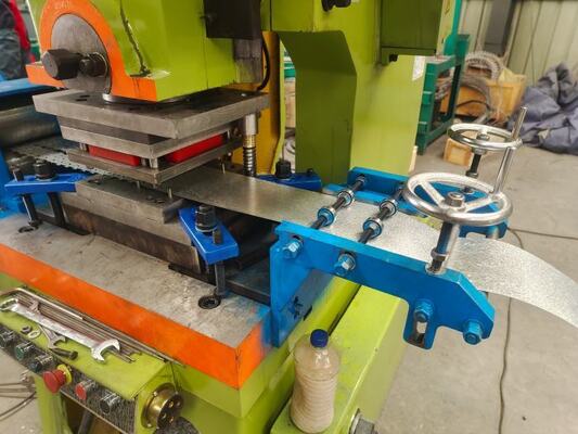 Concertina Razor Barbed Wire Machine / Blade Wire Making Machine
